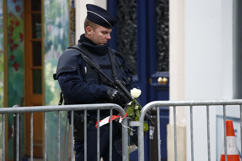 &copy; Reuters.  POLITIK-BLICK-Fünf Verdächtige nach Anschlag auf Polizei in Paris festgenommen