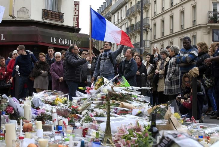 &copy; Reuters.  França lamenta a morte de "herói" policial que trocou de lugar com refém em ataque