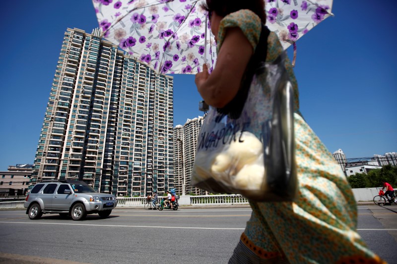 © Reuters. FILE PHOTO: Buildings of residential compounds are seen in Shanghai, following the coronavirus disease (COVID-19) outbreak, China October 9, 2020. REUTERS/Aly Song