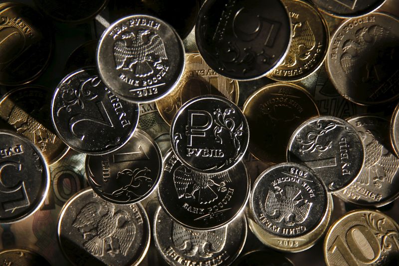 El rublo baja un 1,20 % frente al dólar y un 0,39 % ante el euro