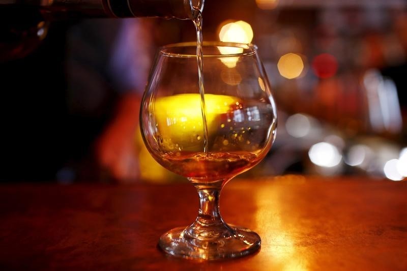 &copy; Reuters.  Производители алкоголя предлагают с 2020 года повысить минимальную розничную цену на водку до 233 руб. за бутылку