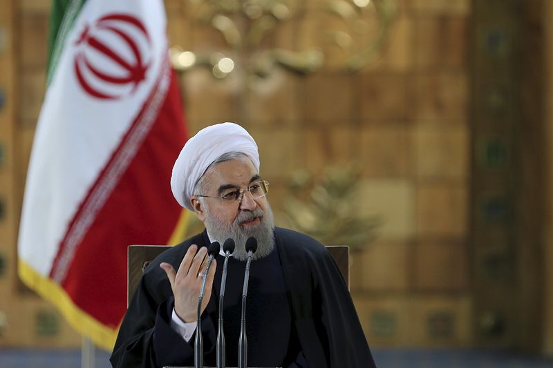 الرئيس الإيراني يُفسر أسباب هبوط الريال الإيراني