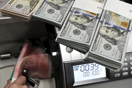 هل تتراجع قوة الدولار الأمريكي مع استمرار ارتفاع الديون؟ تحليل لكوميرز بنك يجيب