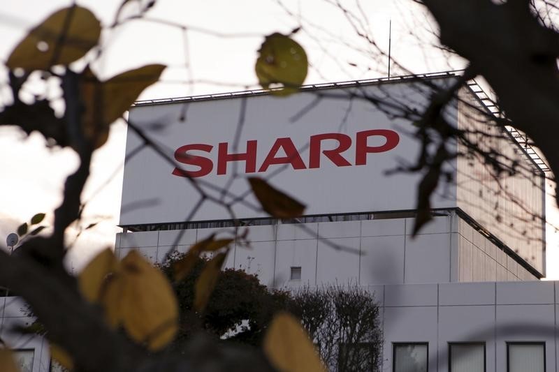 &copy; Reuters.  Acciones de Sharp caen por debajo del precio de compra previsto por Hon Hai