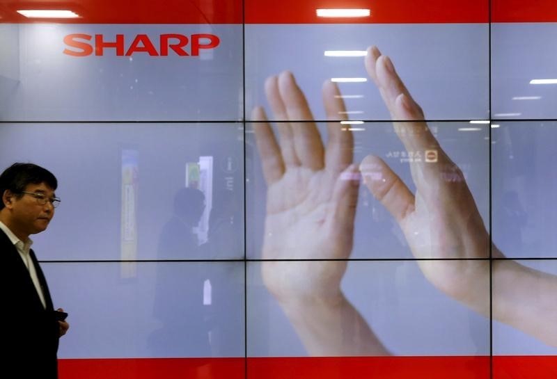 &copy; Reuters.  Sharp sube más del 10 % ante buenas perspectivas por la compra de Hon Hai