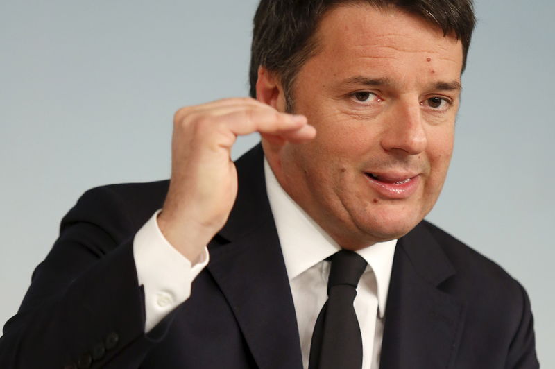 © Reuters. El primer ministro italiano Renzi entregará su dimisión el viernes