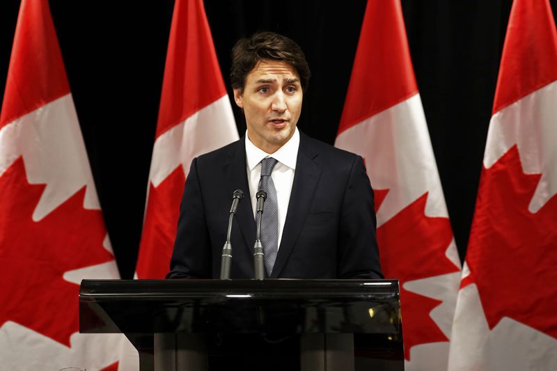 &copy; Reuters.  Trudeau vows to defend Canada interests as U.S. targets lumber, C$ falls