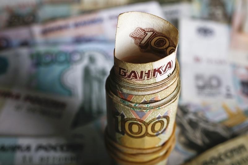 El rublo baja un 1 % ante el dólar y un 0,37 % frente al euro