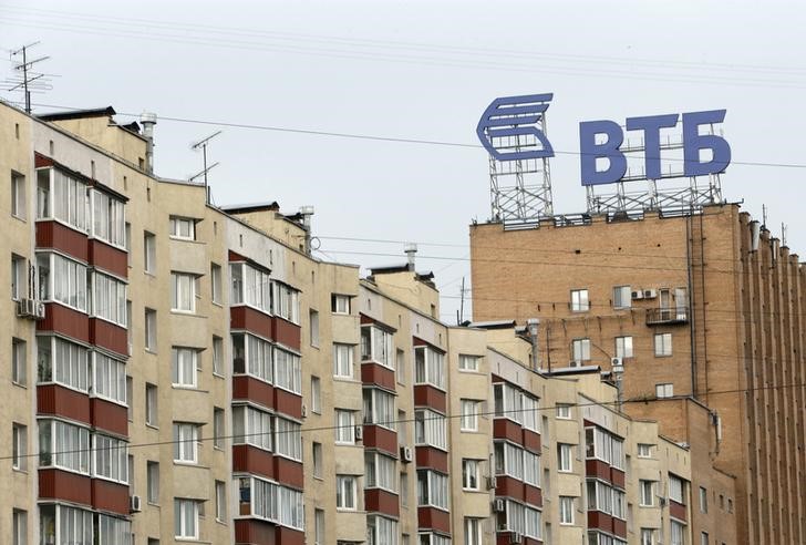 &copy; Reuters.  ВТБ и Сбербанк повышают ставки по ипотеке