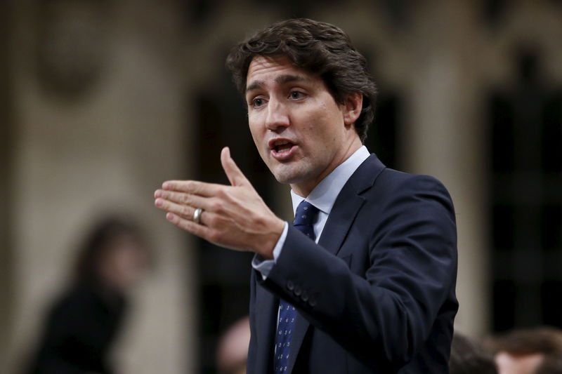 &copy; Reuters.  Canada PM talks of possible action to halt postal workers' strikes