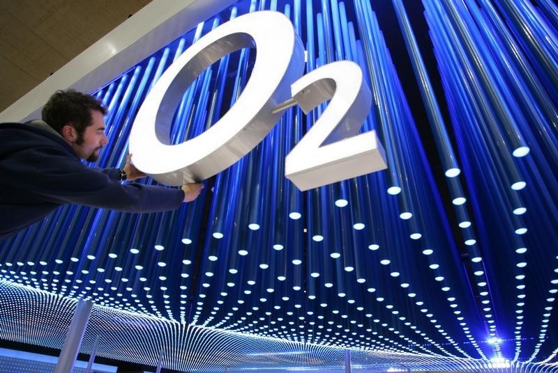 &copy; Reuters.  Hutchison lines up network-sharing deals to smooth way for O2 takeover
