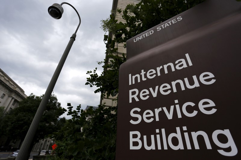 © Reuters. A security camera hangs near a corner of the Internal Revenue Service (IRS) building in Washington