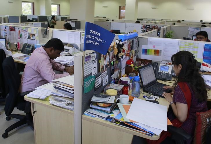 &copy; Reuters.  India's TCS warns financial clients delaying spending, shares slide