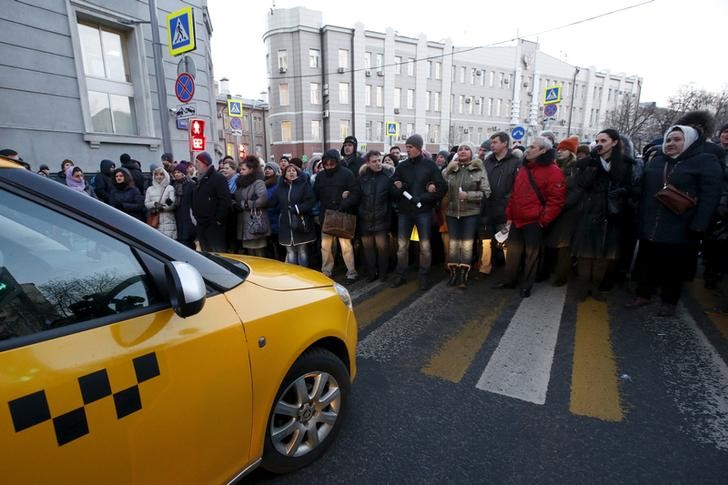 &copy; Reuters.  Milhares marcham em Moscou em homenagem a crítico do Kremlin morto em 2015
