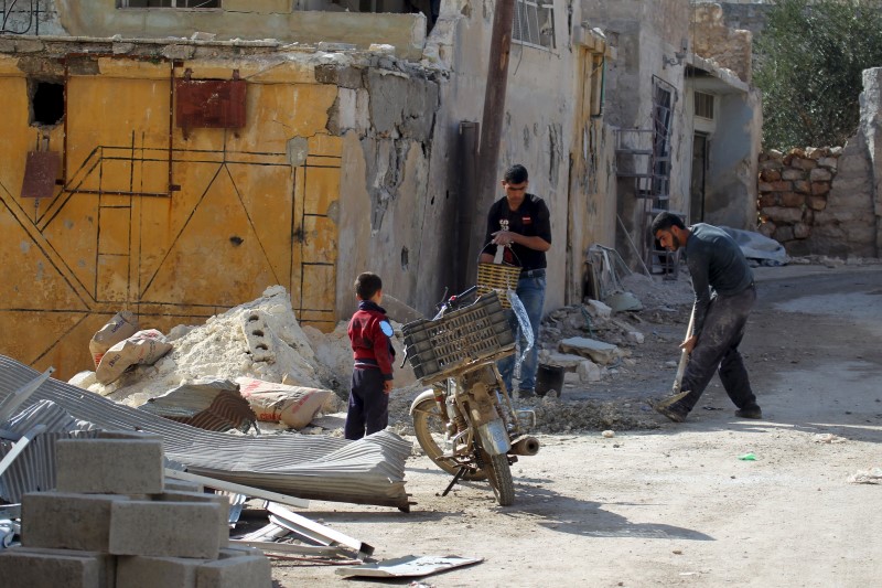 &copy; Reuters.  Milhares de sírios deixam suas casas para fugir de batalhas