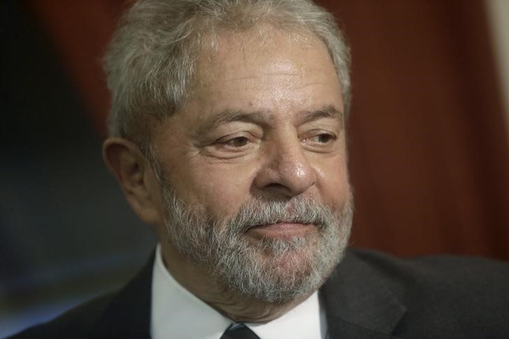 &copy; Reuters.  Lula desafía orden de prisión, pulseada en Brasil se alargaría hasta fin de semana