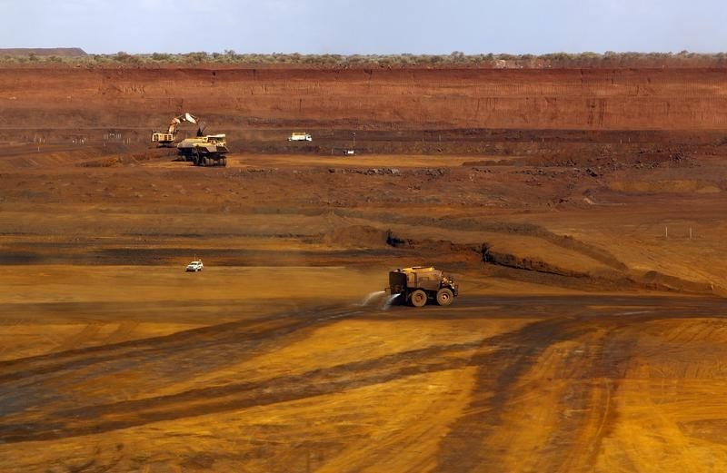 &copy; Reuters.  UPDATE 2-Australia's Fortescue takes stake in Atlas Iron, may block buyout