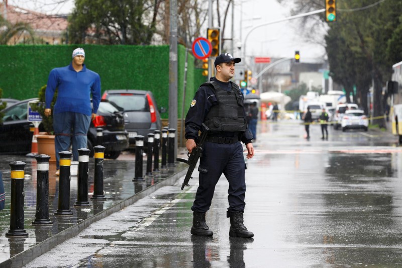 &copy; Reuters.  Policía turca detona bolso en plaza de Estambul tras advertencia de EEUU sobre seguridad