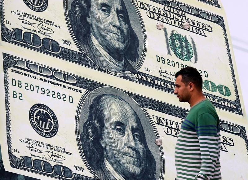 Dollar Falls After China's Rate Cut as US Inflation Data Looms