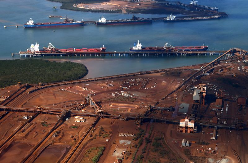 &copy; Reuters.  Cyclone threatens Australian mining port