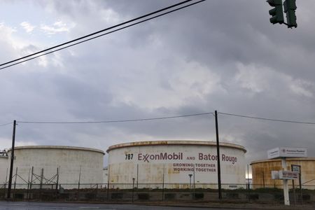 Exxon, Chevron Weaker as Russia-U.S. Talks Hold Hope
