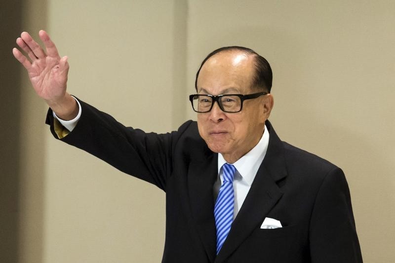 &copy; Reuters.  REFILE-UPDATE 1-Li Ka-shing's Hutchison says may sell stake in UK phone firm Three