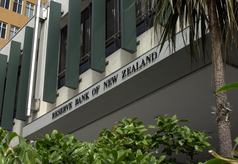 RBNZ delays house loan curb rules by 1 month to Oct. 1