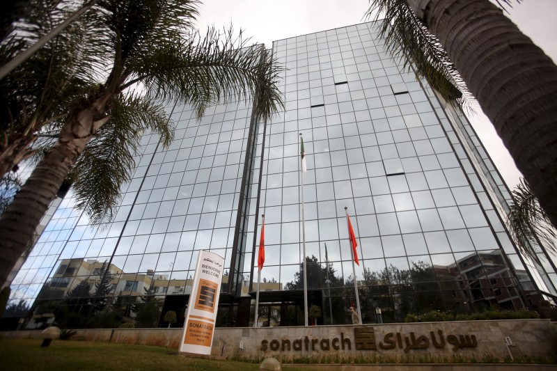 &copy; Reuters.  Cepsa y Sonatrach amplían 25 años el acuerdo para explotar el yacimiento RKF