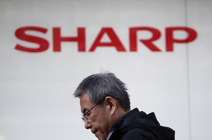 &copy; Reuters.  Sharp prevé perder 1.570 millones de euros a la espera del acuerdo de Foxconn