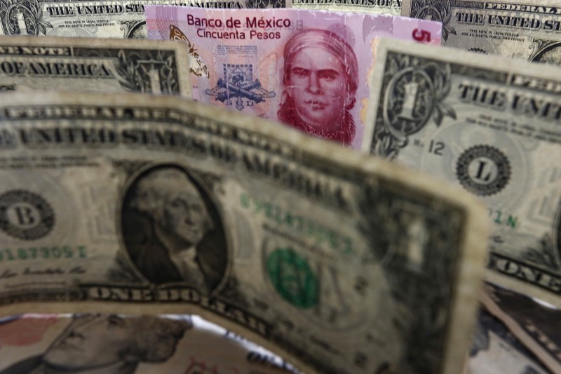 Peso mexicano pierde frente al dólar:  duda sobre recuperación económica