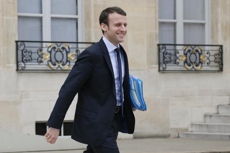 &copy; Reuters.  Эмманюэль Макрон и Марин Ле Пен лидируют на выборах президента Франции - exit poll