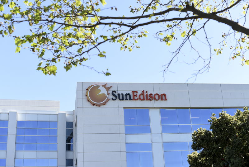 &copy; Reuters.  CORRECTED-UPDATE 2-Brookfield to take control of SunEdison units for $1.41 bln 
