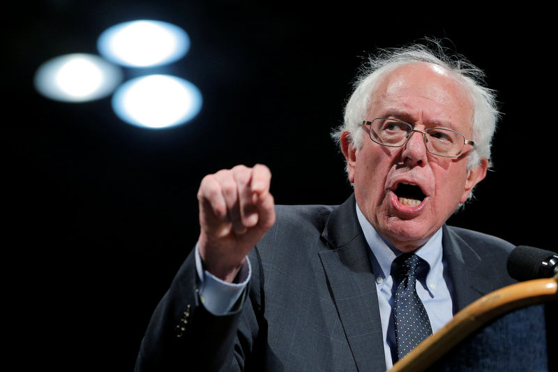 © Reuters. Democratic U.S. presidential candidate Senator Bernie Sanders speaks at his New Hampshire primary night rally in Manchester, N.H., U.S.
