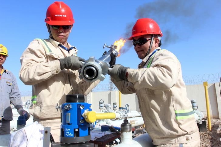 Petróleo fecha em alta de quase 1% com apostas em fim de acordo entre EUA e Irã