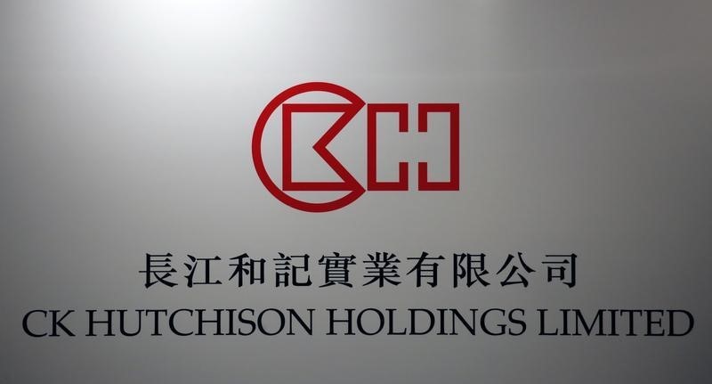 &copy; Reuters.  UPDATE 2-Profits rise 6 pct at Li Ka-shing's CK Hutchison, beats forecast