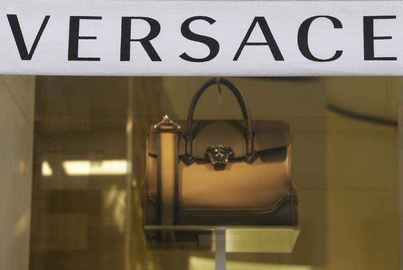 &copy; Reuters.  Versace, Michael Kors rileva controllo, resta ruolo a famiglia