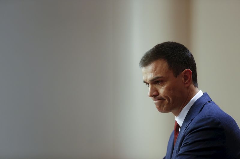 © Reuters. FILE PHOTO: Spanish acting Prime Minister and Socialist Workers' Party (PSOE) leader Pedro Sanchez attends a campaign closing rally ahead of general election, in Alcala de Henares