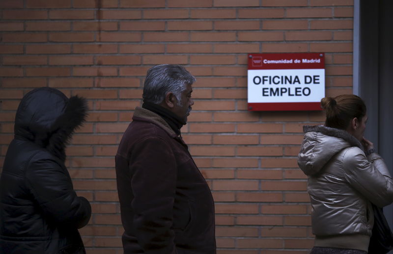 &copy; Reuters.  Funcas prevé incumplir el déficit de 2017 y urge frenar el paro y la deuda