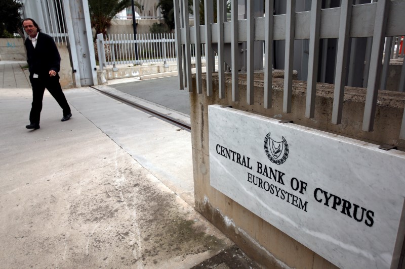 &copy; Reuters.  Cyprus finally gets back into ECB stimulus scheme