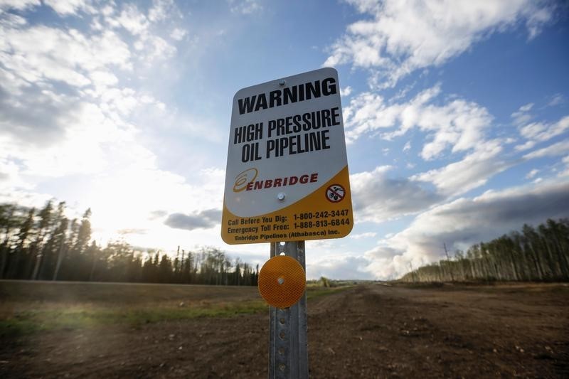 &copy; Reuters.  Refiners shun new Canadian crude blend offer from Enbridge line
