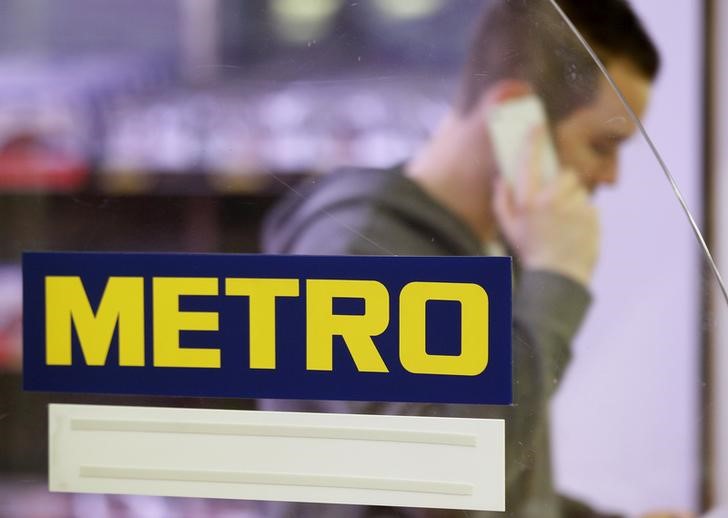 &copy; Reuters.  Metro gana 310 millones de euros el primer semestre del 2015/2016, 18% menos
