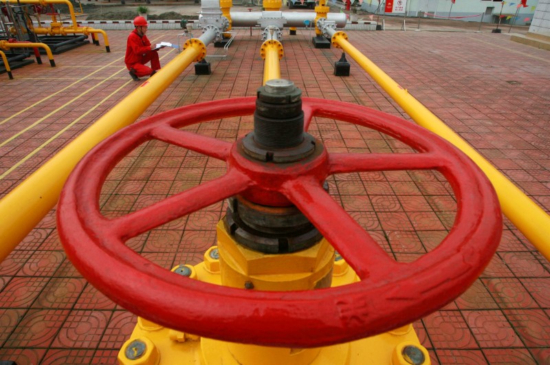 Giá dầu tăng nhẹ khi dự trữ của Mỹ giảm; Trung Quốc được chú ý