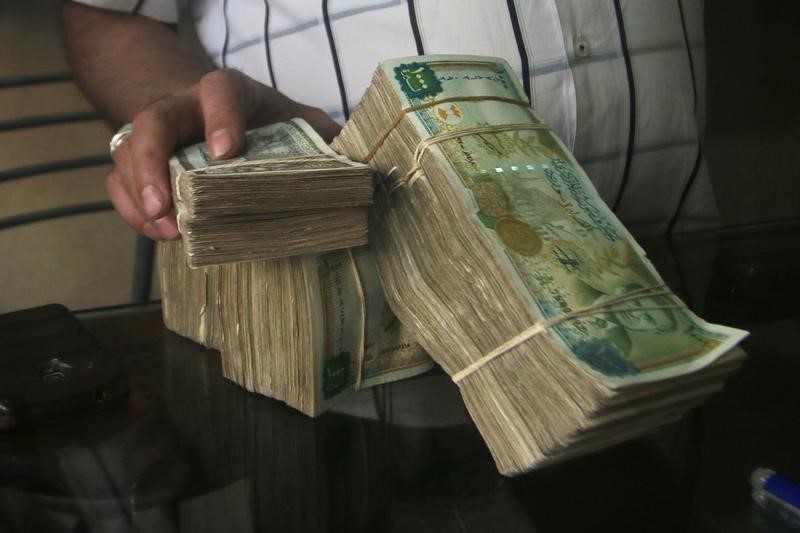 &copy; Reuters.  مصرف سوريا المركزي يرفع الدولار إلى 7200 ليرة بالحوالات والصرافة