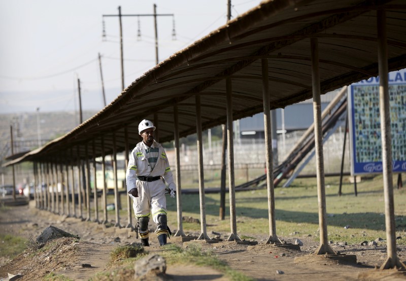 &copy; Reuters.  Manifestantes interrompem operações de mineradora Lonmin na África do Sul
