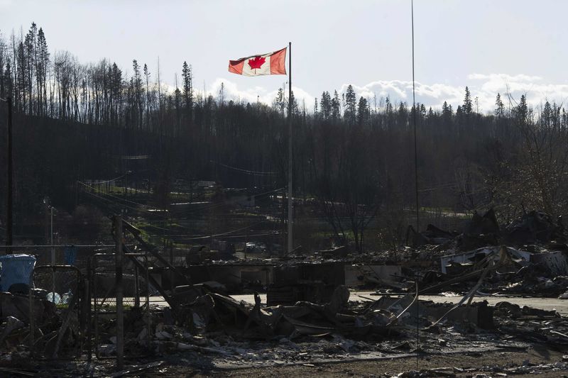 &copy; Reuters.  UPDATE 1-Suncor ramping up operations after Canada wildfire