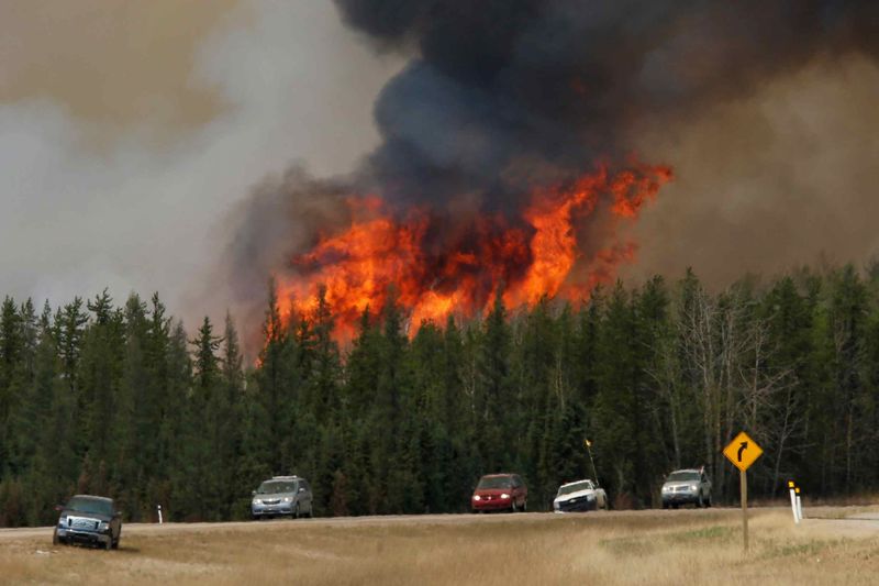 &copy; Reuters.  UPDATE 1-Canada musters military to fight wildfires, 39,000 evacuated