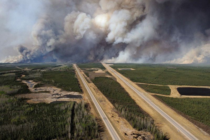&copy; Reuters.  UPDATE 1-Pipelines secured as wildfires rage in western Canada 
