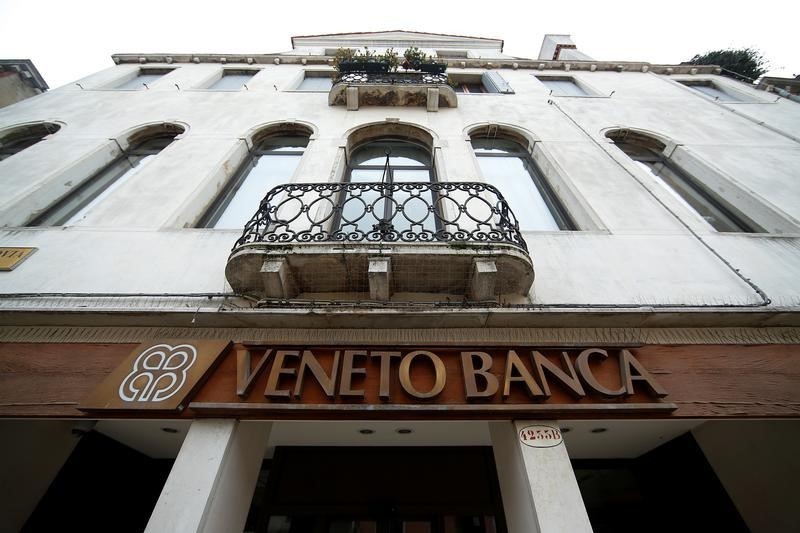 &copy; Reuters.  Veneto Banca, azzerato valore azioni: crolla valore capitale azionisti 