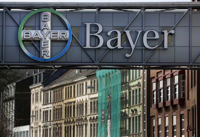 Podwójny cios dla Bayer: wstrzymanie badań i olbrzymia grzywna rujnują kurs akcji