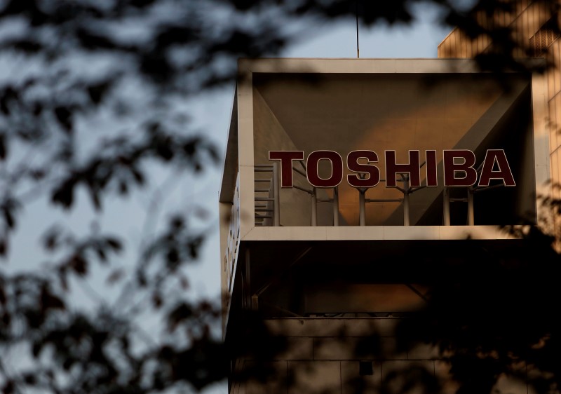 &copy; Reuters.  Toshiba выбрал покупателей своего бизнеса по выпуску чипов